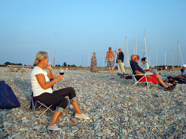 Stranden utanför piren