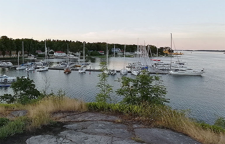 Furusunds gästhamn sedd från Ålandsberget